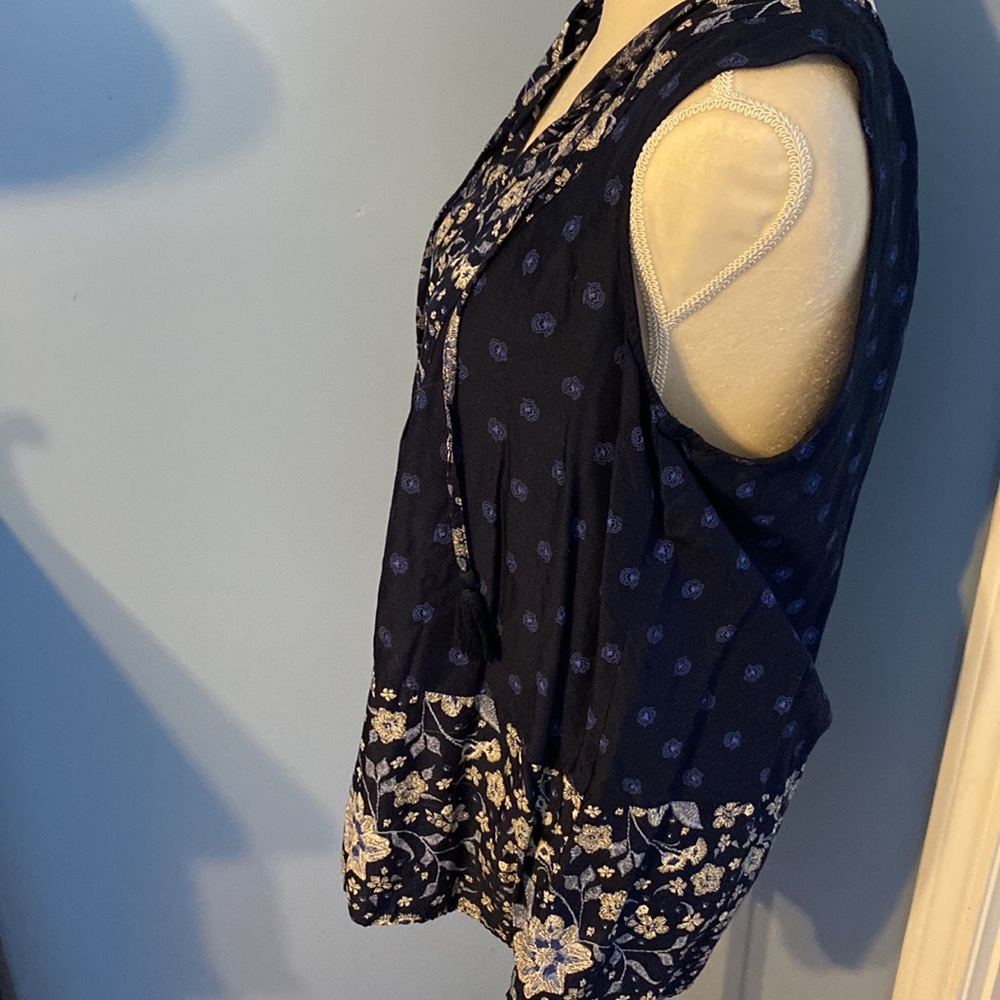 Ladies Large sleeveless Top made in India Old Navy Navy floral print GUC - Picture 2 of 5